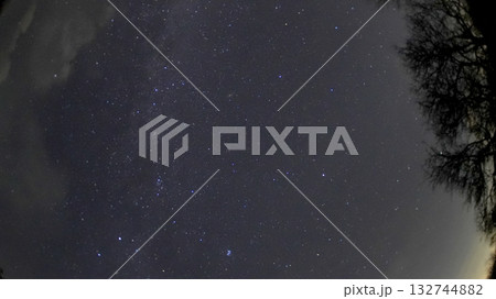 空に浮かぶ天の川 132744882