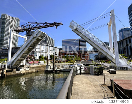 運河に架かる橋 	豊洲公園から見た東京の街　2025年春 132744906