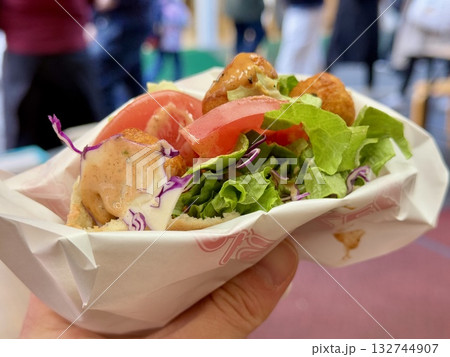子供の手の上で食べるファラフェル入りのケバブサンド 子供の手の上で食べるファラフェル入りのケバブサンド 132744907