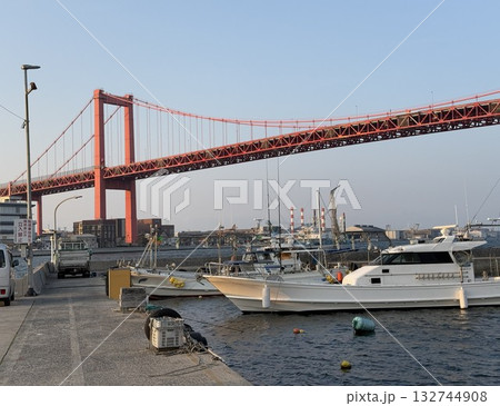 港に係留されている漁船 夕方の若戸大橋 132744908