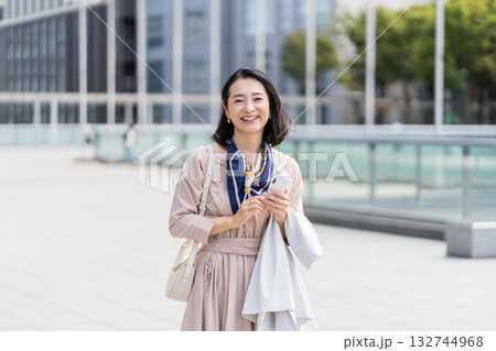 オフィス街でスマホを操作するビジネスウーマン 132744968