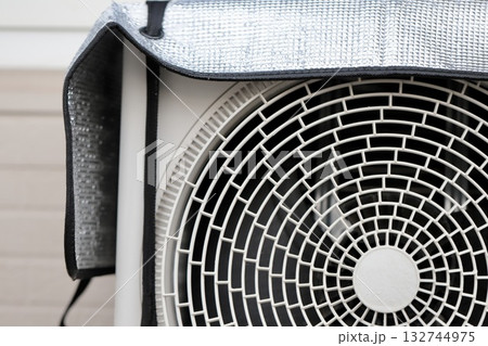 アルミシートカバーをつけた室外機 132744975