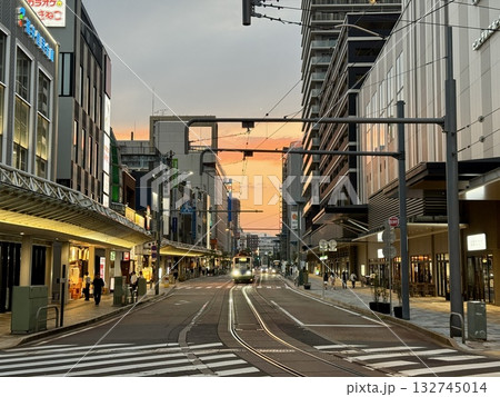 夕方に撮影した夕方前の交差点 夕方の福井駅前の街並みと路面電車 夕方に撮影した夕方前の交差点 夕方の福井駅前の街並みと路面電車 132745014
