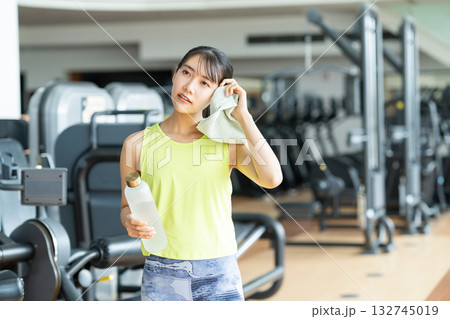 ジムでトレーニングをする若い女性 撮影協力:スポーツクラブ&サウナスパ ルネサンス 幕張24 ジムでトレーニングをする若い女性 撮影協力:スポーツクラブ&サウナスパ ルネサンス 幕張24 132745019