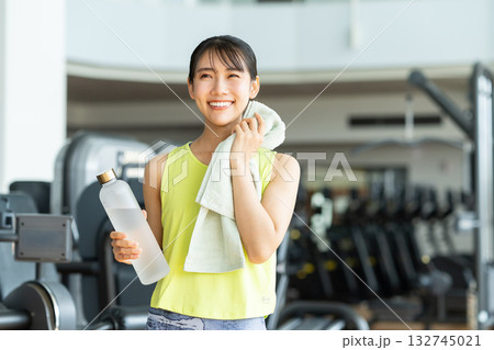 ジムでトレーニングをする若い女性　撮影協力：スポーツクラブ&サウナスパ ルネサンス 幕張24 132745021
