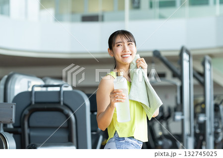 ジムでトレーニングをする若い女性　撮影協力：スポーツクラブ&サウナスパ ルネサンス 幕張24 132745025