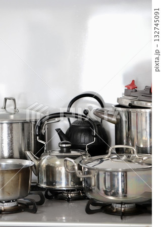 乱雑に置かれたステンレス製の汚れている調理器具 132745091
