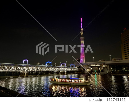 隅田川から見たスカイツリー 夏の空とバイオレットに光るスカイツリー 隅田川から見たスカイツリー 夏の空とバイオレットに光るスカイツリー 132745125