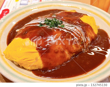デミグラスソースのかかったオムライス デミグラスソースのかかったオムライス 132745130