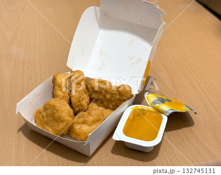 唐揚げのある食卓 ファストフード店のナゲット 唐揚げのある食卓 ファストフード店のナゲット 132745131