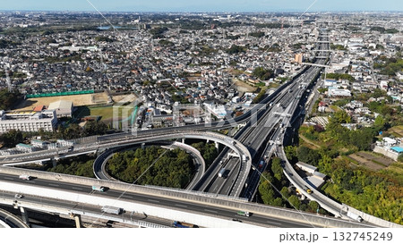 【ドローン空撮】東北自動車道 川口JCT｜浦和方面の市街地 132745249