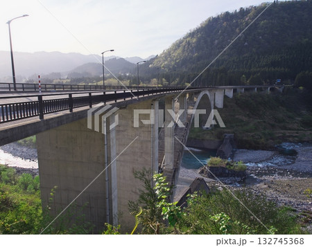 新緑の常願寺川に架かる立山大橋 新緑の常願寺川に架かる立山大橋 132745368