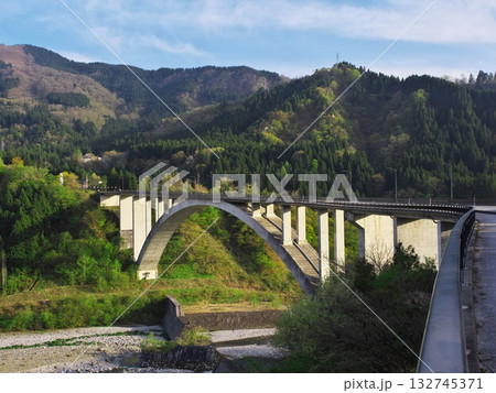 新緑の常願寺川に架かる立山大橋 新緑の常願寺川に架かる立山大橋 132745371