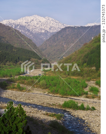新緑の常願寺川に架かる立山大橋から大日岳を臨む 132745373