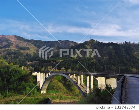 新緑の常願寺川に架かる立山大橋 132745374