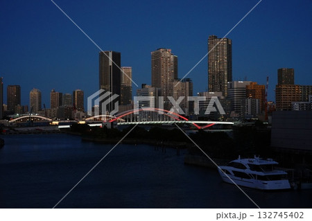 夜の隅田川で赤色に輝く築地大橋 11月港区1989夜景:築地大橋・ウォーターズ竹芝 夜の隅田川で赤色に輝く築地大橋 11月港区1989夜景:築地大橋・ウォーターズ竹芝 132745402