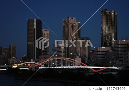 夜の隅田川で赤色に輝く築地大橋 11月港区1990夜景:築地大橋・ウォーターズ竹芝 夜の隅田川で赤色に輝く築地大橋 11月港区1990夜景:築地大橋・ウォーターズ竹芝 132745403