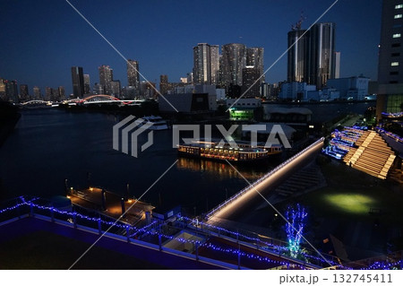 ライトアップとイルミネーションが輝くベイエリア　11月港区1998夜景：ウォーターズ竹芝 132745411