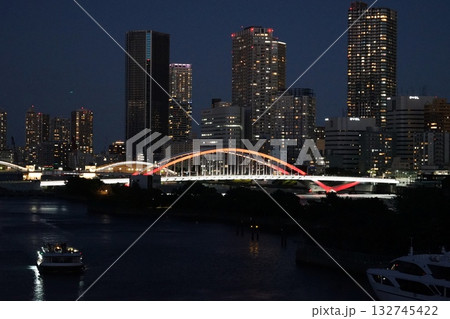 夜の隅田川で赤色に輝く築地大橋　11月港区2008夜景：築地大橋・ウォーターズ竹芝 132745422