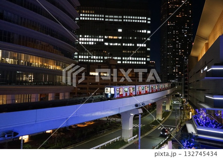 夜のウォーターズ竹芝を走る東京モノレール　11月港区2019夜景：東京モノレール・ウォーターズ竹芝 132745434