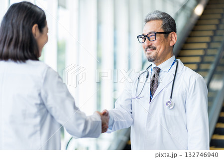 病院で働くミドル・シニアの医師 132746940