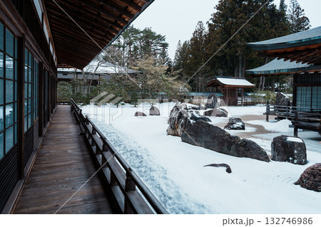 高野山　冬の金剛峯寺の蟠龍庭 132746986