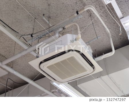 稼働中の業務用エアコン 稼働中の業務用エアコン 132747297
