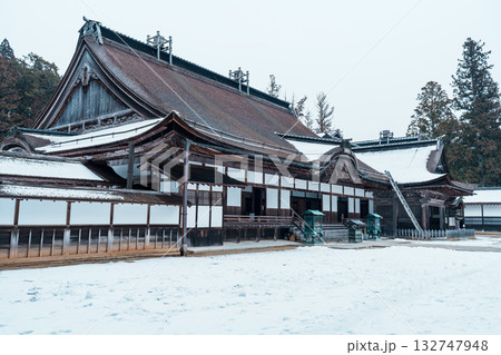雪の降った高野山　金剛峯寺 132747948