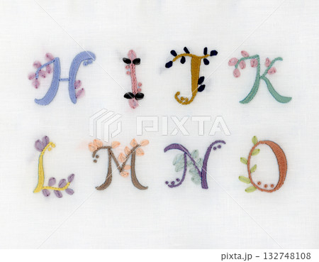 リボン刺繍の葉っリボンの葉っぱのついたアルファベットの刺繍ぱのついたアルファベットの刺繍 132748108