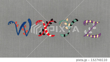 リボン刺繍の葉っリボンの葉っぱのついたアルファベットの刺繍ぱのついたアルファベットの刺繍 132748110