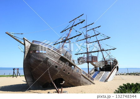 青い海と船 132748344