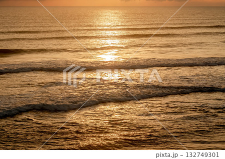黄金色に染まる大海原の造形美【日の出の太陽光入り】 132749301