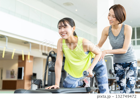 ジムで筋トレをする若い女性　撮影協力：スポーツクラブ&サウナスパ ルネサンス 幕張24 132749472