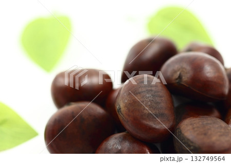 豊かな実りの秋に収穫された大きな栗たち 132749564