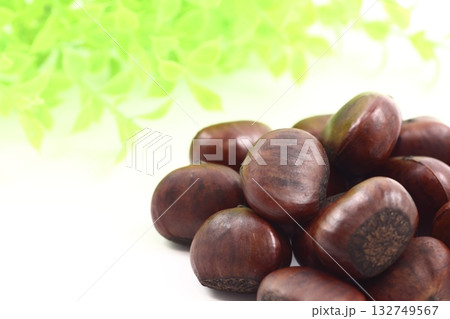 シンプルながらも力強い秋の恵みである栗の存在感 132749567