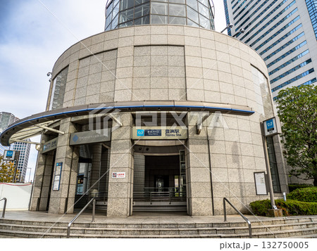 東京メトロ「豊洲駅」3番出入口の駅名表示 132750005