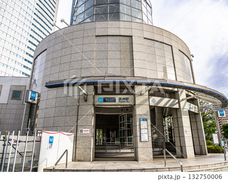 東京メトロ「豊洲駅」3番出入口の駅名表示 132750006