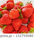 白いお皿に盛り付けられたいちご 132750080