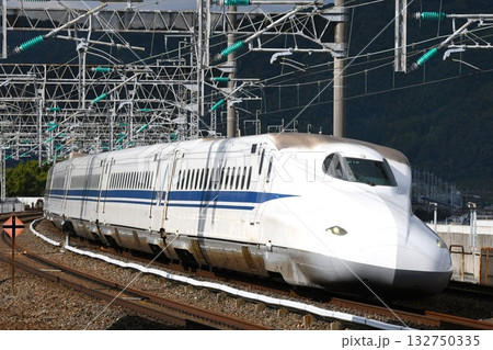 東京へ向けて山陽新幹線をゆくのぞみ号のN700系(F19編成) 東京へ向けて山陽新幹線をゆくのぞみ号のN700系(F19編成) 132750335