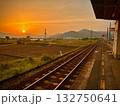 単線路線と夕焼け 132750641