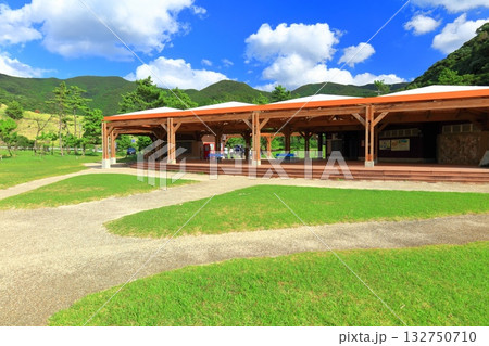 【長崎県】晴天の三井楽高浜海水浴場 海の家（五島列島の福江島） 132750710