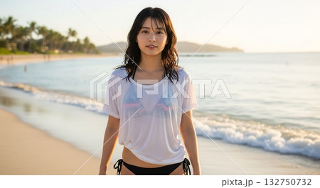 ビーチをビキニとシャツで歩く日本人女性 132750732