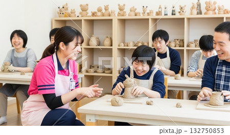 粘土細工を楽しむ笑顔の障がい者と優しくサポートする女性支援員（創作活動）　陶芸教室　アート　芸術活動 132750853