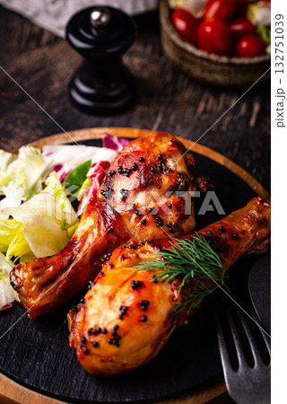 Roasted chicken drumstickswith vegetables 132751039