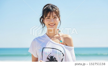 ビーチで遊ぶ水着とシャツの日本人女性 132751138