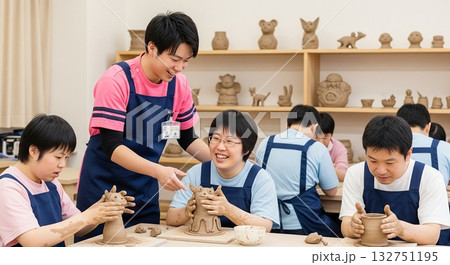 粘土細工をしながら笑顔で利用者と交流する男性支援員（福祉・作業所）粘土・陶芸、創作レクリエーション 132751195