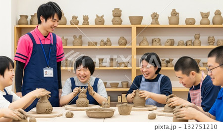 粘土細工をしながら笑顔で利用者と交流する男性支援員（福祉・作業所）粘土・陶芸、創作レクリエーション 132751210