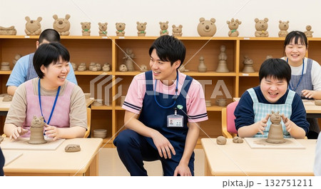 粘土細工をしながら笑顔で利用者と交流する男性支援員（福祉・作業所）粘土・陶芸、創作レクリエーション 132751211