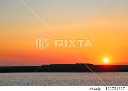 長洲港から眺める夕日 132751227