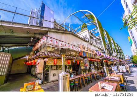 日本の東京都市景観11月。暖かな日差し…渋谷駅前。外国人観光客らで賑わう渋谷横丁などを望む＝4日 132751259